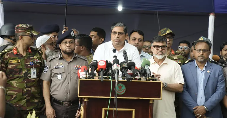 পশুর হাট পরিদর্শনে গিয়ে কথা বলেছেন স্থানীয় সরকার প্রতিমন্ত্রী